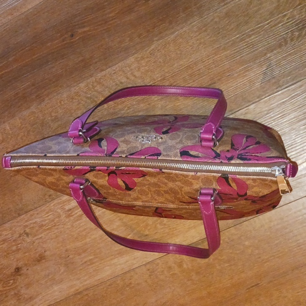 Coach Gallery Tote - Singature Print With Pink Bows - Picture 11 of 14